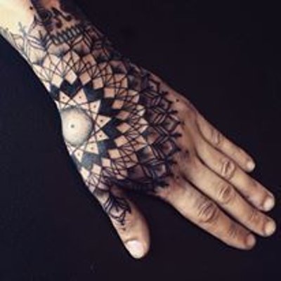  Tatouage mandala sur la main